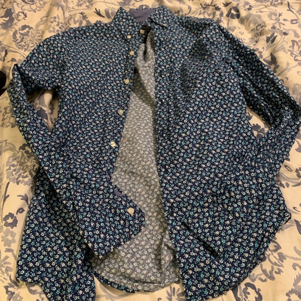 American Eagle Men’s XS shirt- flower pattern😍
